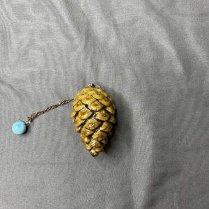 Pendule en pomme de pin